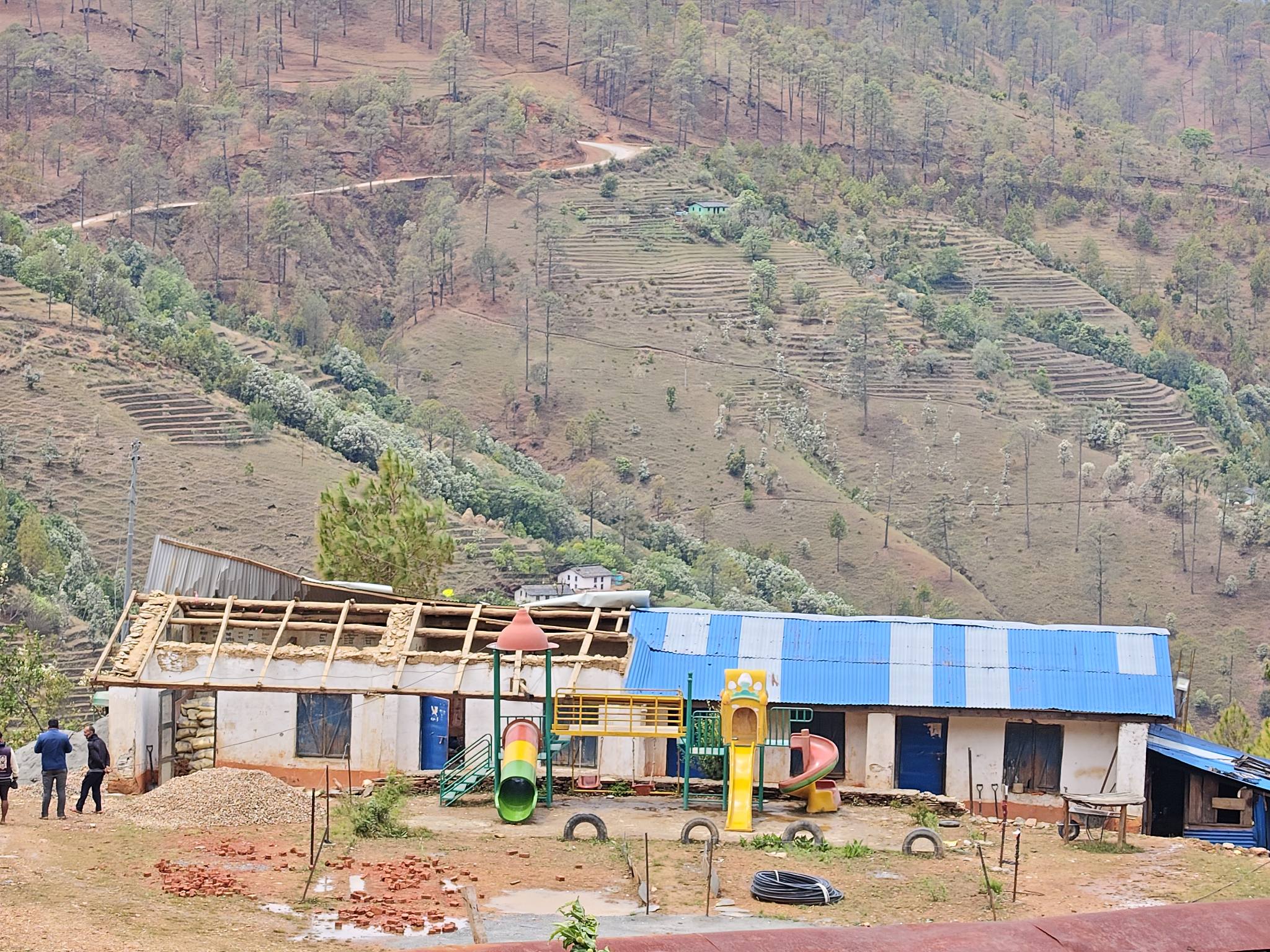 हावाहुरीले सिद्धेश्वर माध्यमिक विद्यालयको छानो उडायो