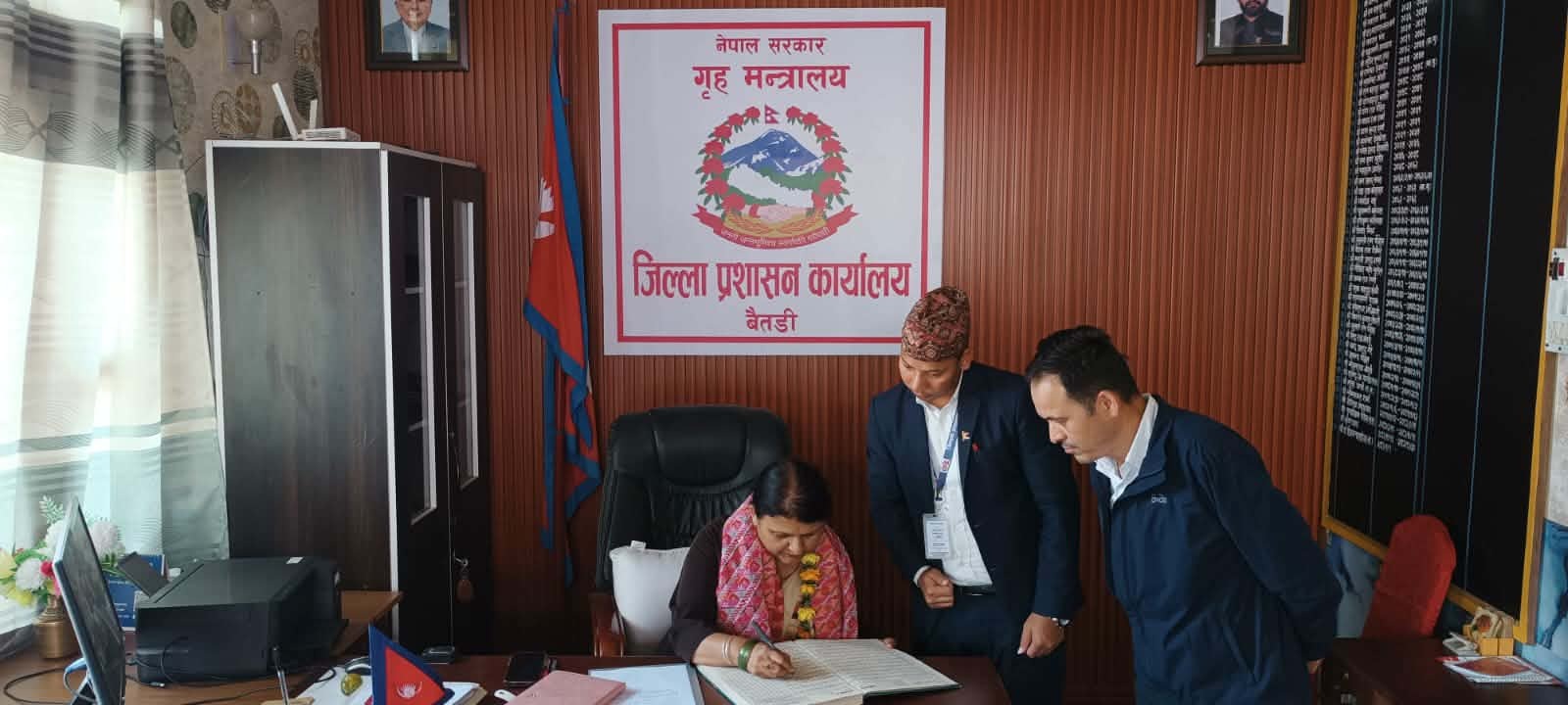 बैतडीमा प्रमुख जिल्ला अधिकारी मीना अर्याल हाजिर 