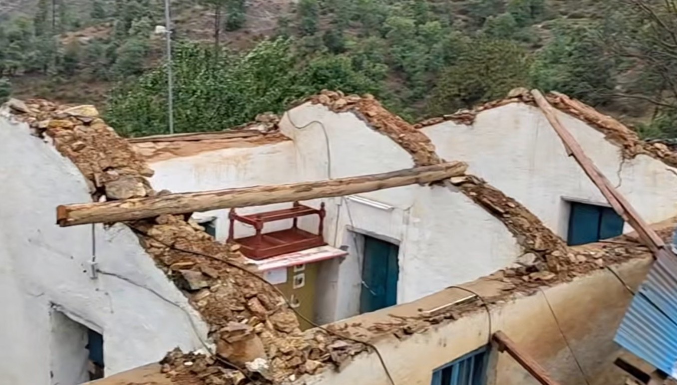 हावाहुरीले वडा कार्यालयको छानो उडायो