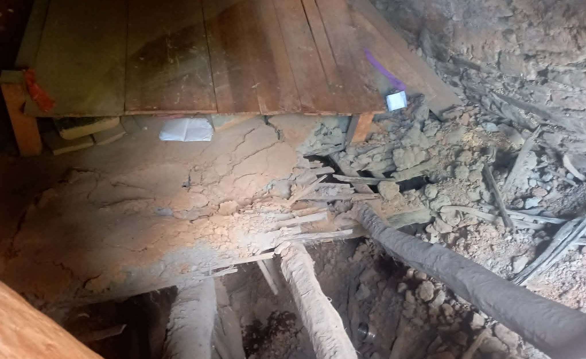 बैतडीमा घर भत्किँदा गर्भवतीसहित तीन जना घाइते 