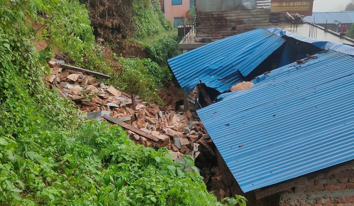 बैतडीमा पहिरोले एक घरमा क्षति, परिवारलाई सुरक्षित स्थानमा सारियो 