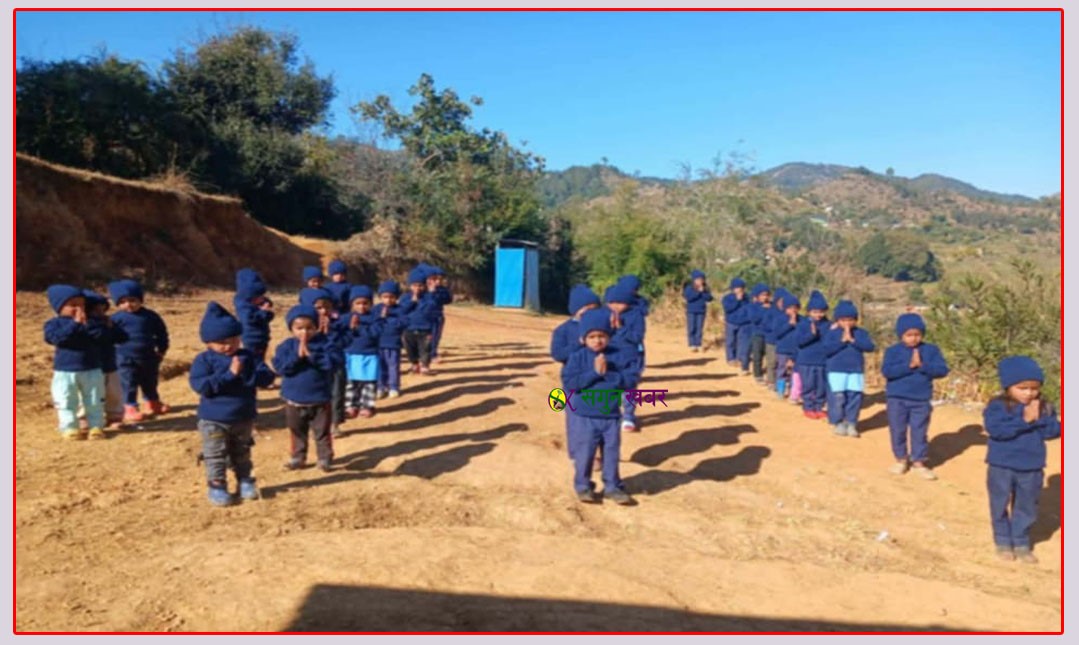 समाजसेवी सापकोटाद्वारा विद्यार्थीलाई न्यानो लुगा वितरण