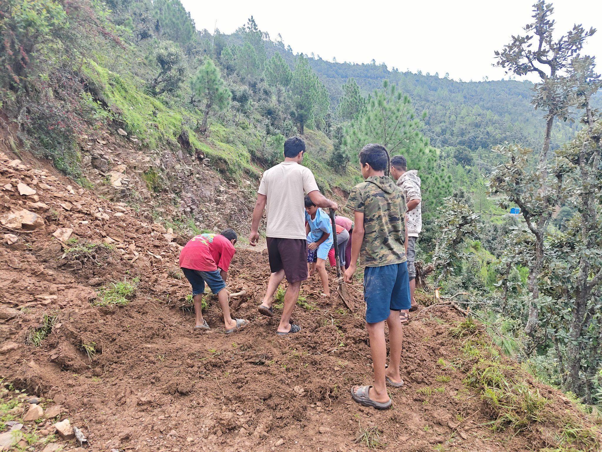 सिद्धेश्वर मावि हुक्केडाँडाका विद्यार्थी सामाजिक काममा 