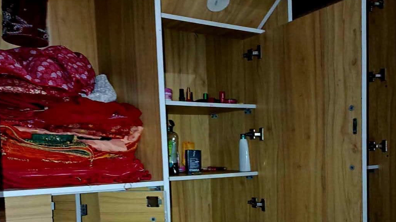 बैतडी घर भएका हरिमोहन भट्टको घरबाट ६ तोला सुन सहित नगद रकम चोरी