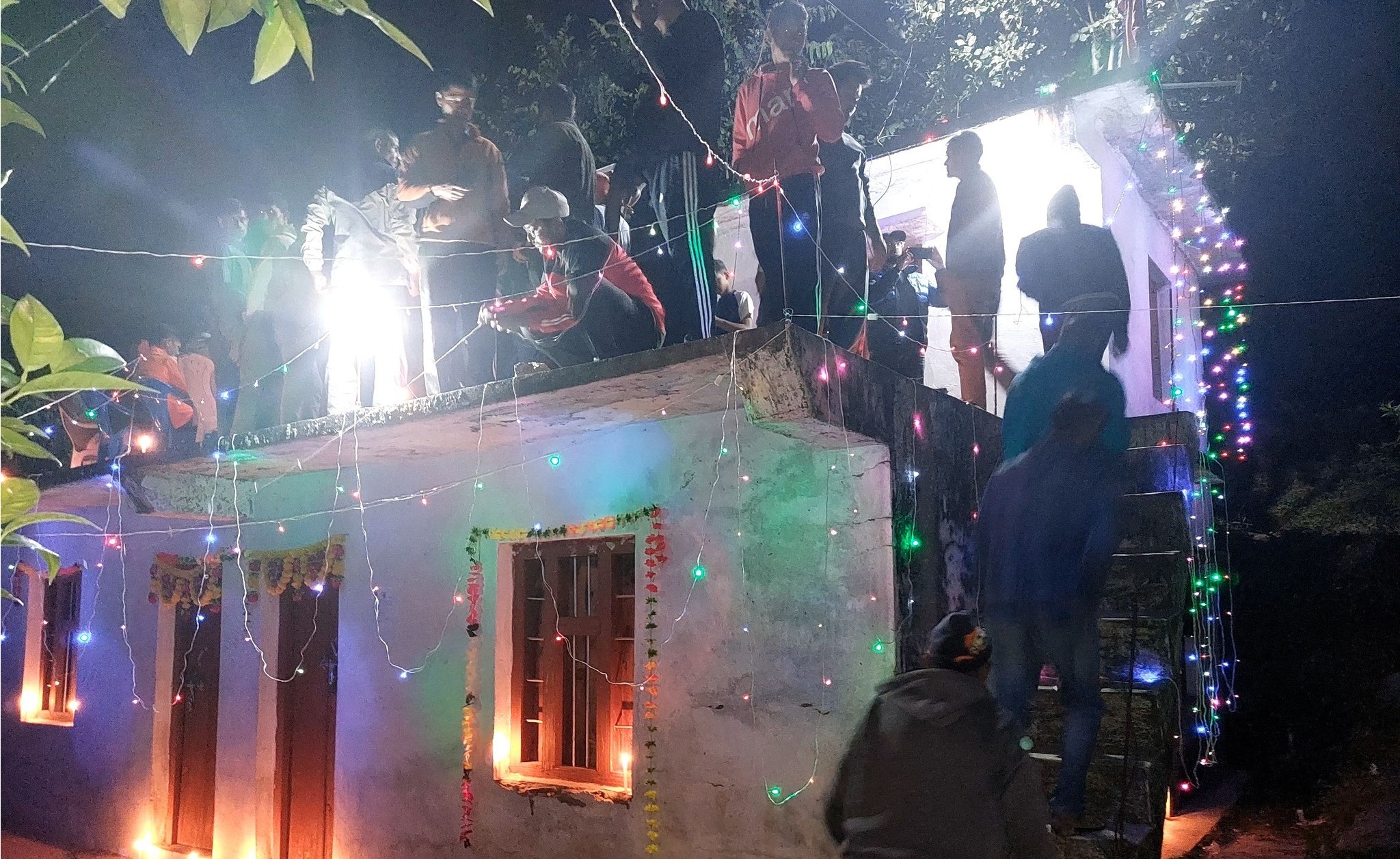 बैतडीको डिलाशैनी केन्द्र धामी गाउँमा पुग्यो बिजुली 