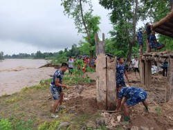 कञ्चनपुरमा चौधर नदीको बाढी बस्तीमा पस्याे, घरहरु हटाउँदै सशस्त्र प्रहरी
