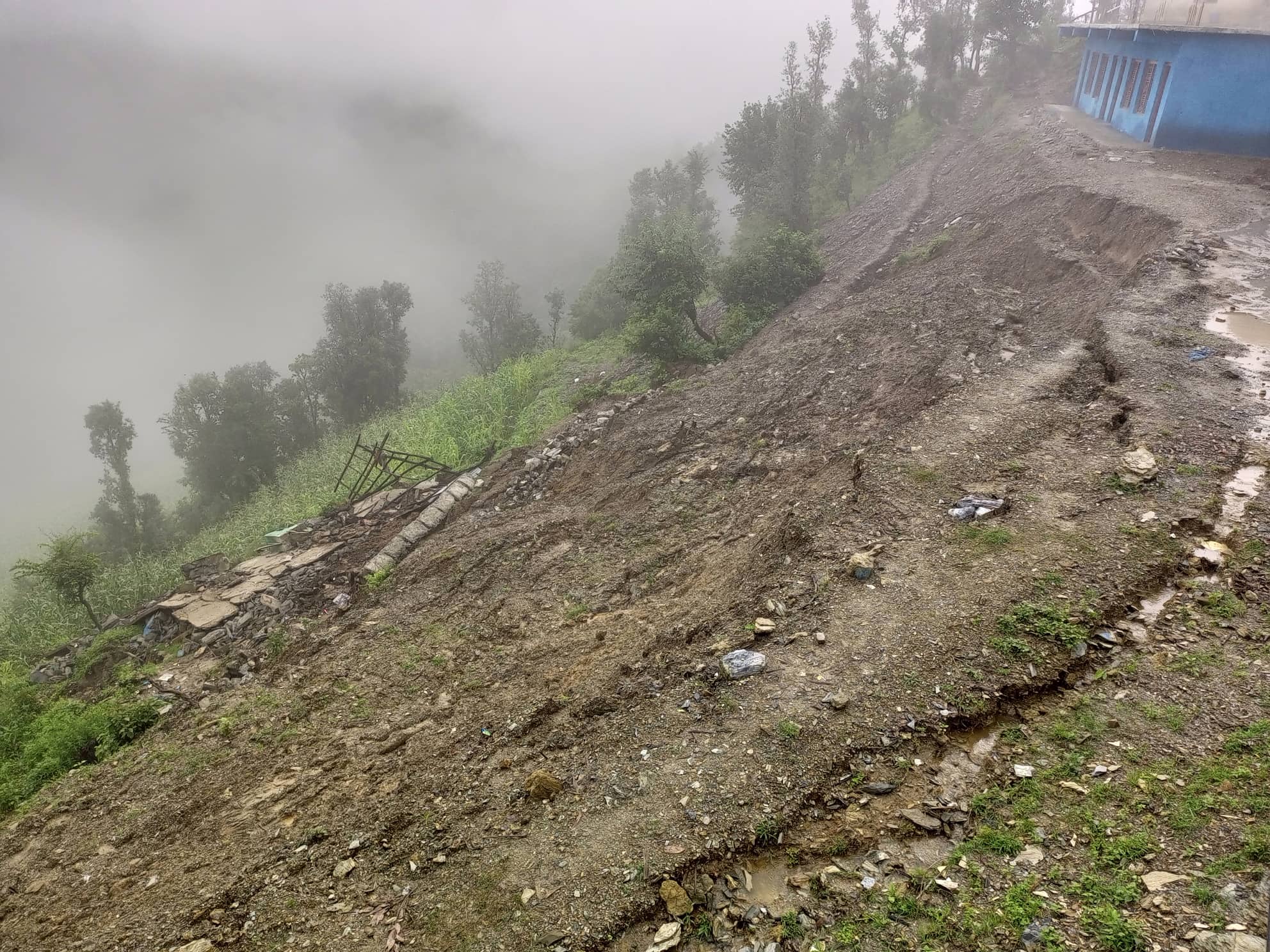 बैतडीको सुर्नया ८ सेलामा पहिरोः पसल भत्कीयो , घर जोखिममा 