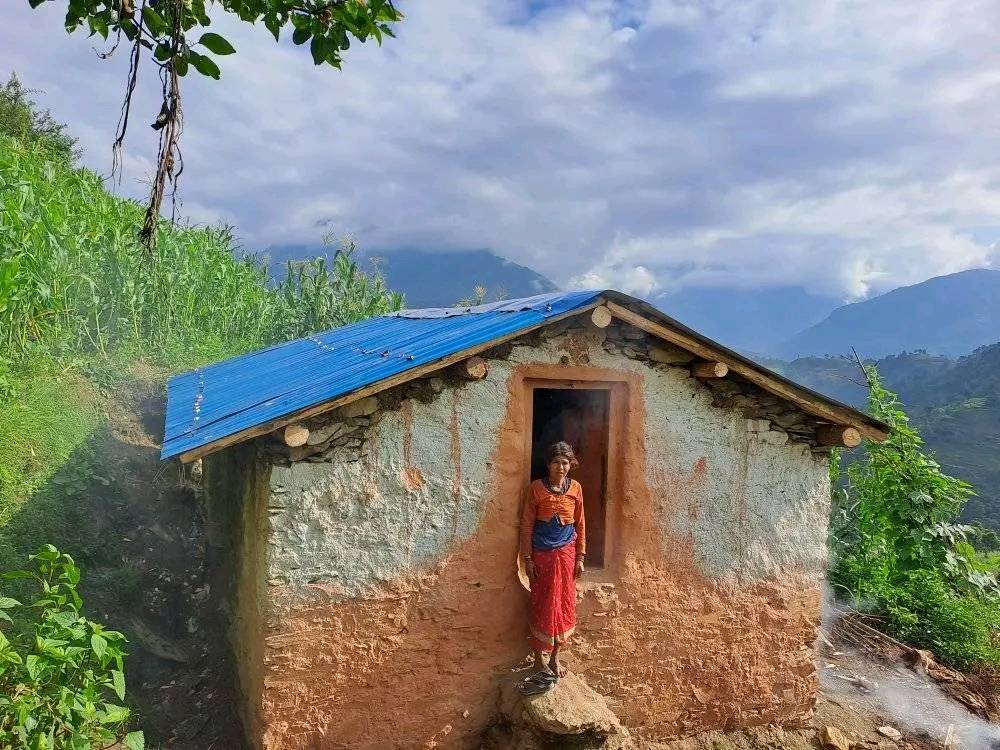 डिलाशैनी  सरकारको सहयोगमा  छानो मर्मत  