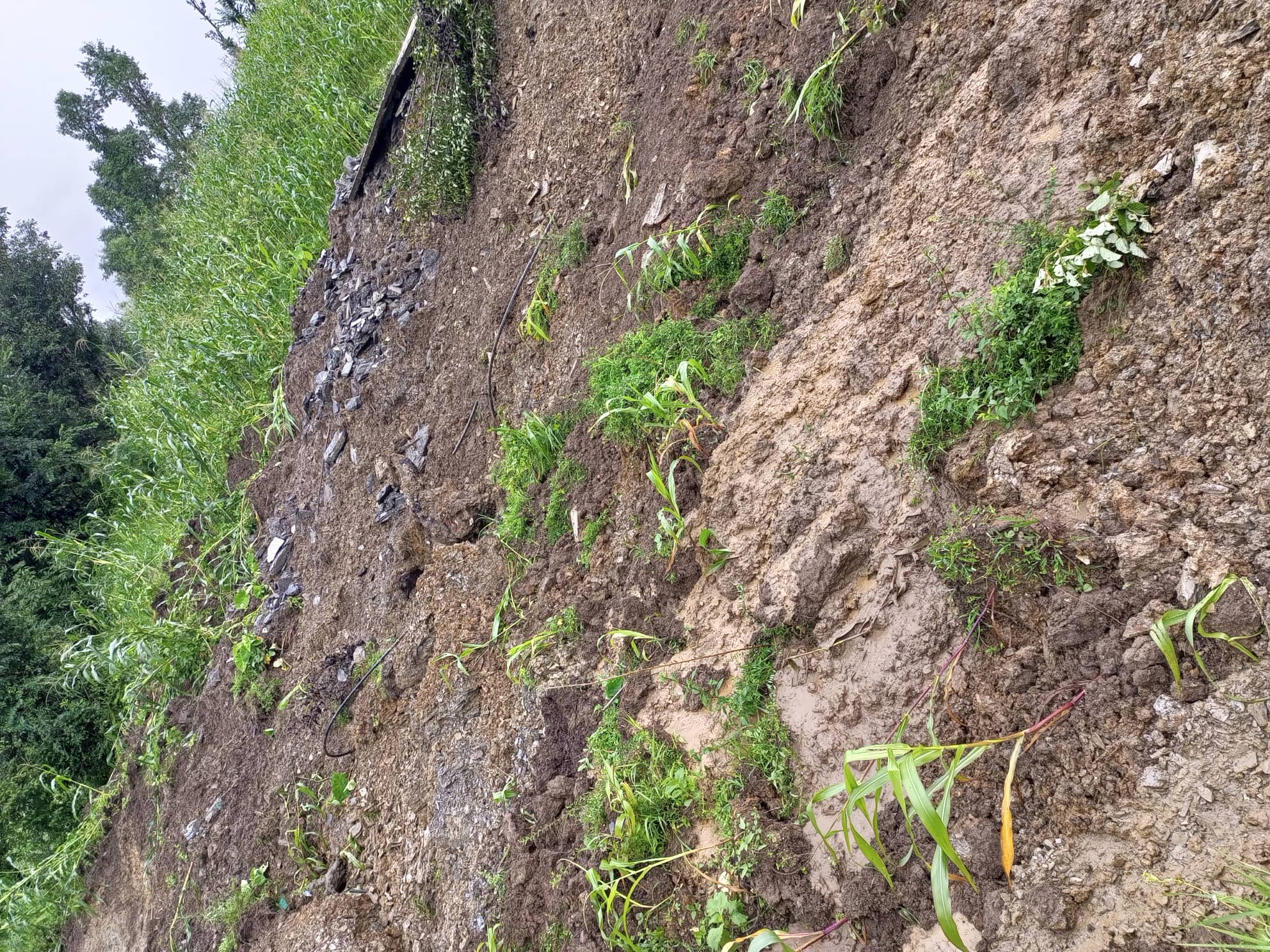 बैतडीमा पहिरोले खानेपानीको पाइपलाइन बगायो,सेला गाउँका सय परिवार समस्यामा