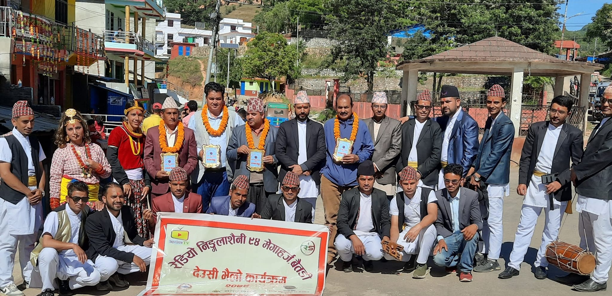 बैतडी पाटनमा रेडियो  निङ्गलाशैनीको  देउसी भैलो कार्यक्रम