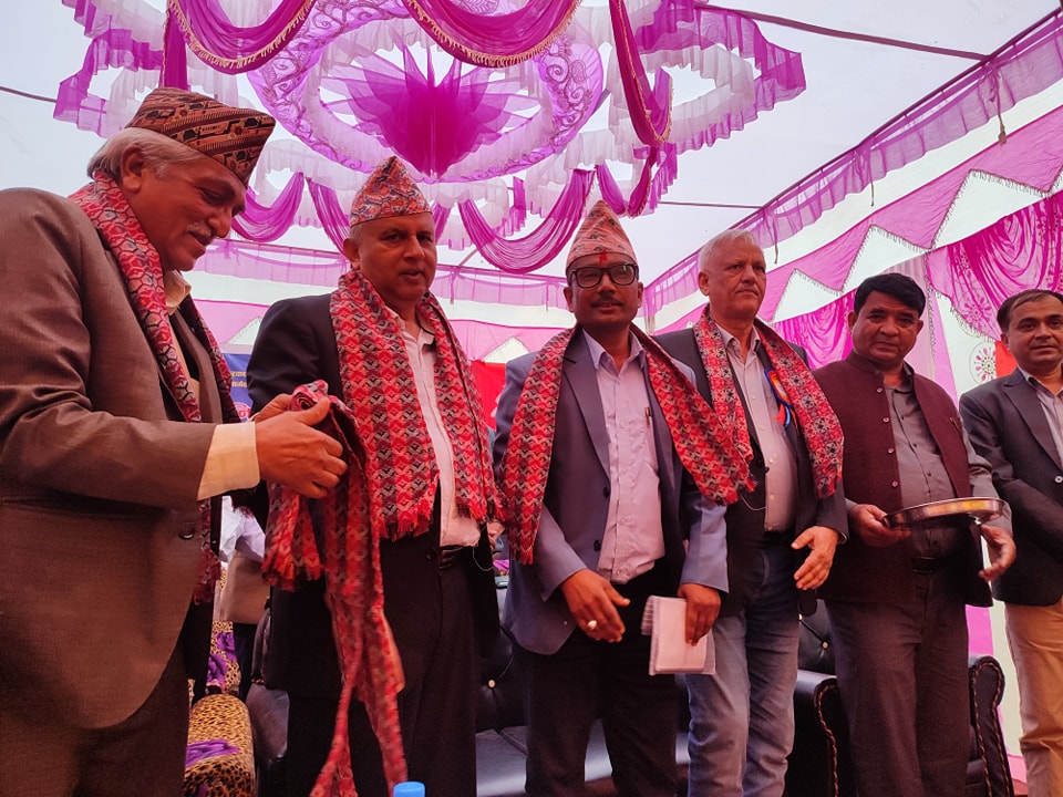 माओवादीबाट बैतडीको  दनपामा मेयरका उम्मेदवार प्रेम थापा एमाले प्रवेश 