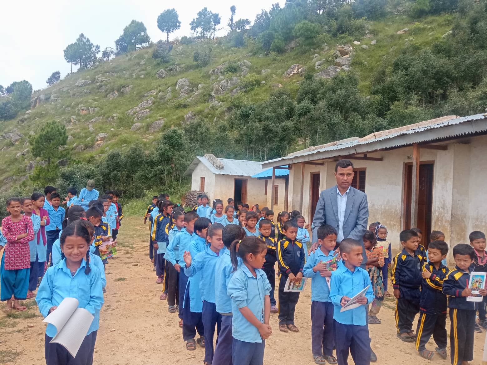 बैतडीमा छोराको न्वारनमा विद्यार्थीलाई शैक्षिक सामग्री 