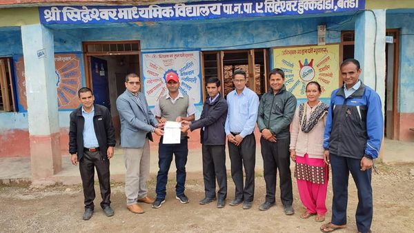 बैतडीको सिद्धेश्वर मावि हुक्केडाँडाले  गर्याे मृगौला पीडित बालकका  लागि आर्थिक सहयोग