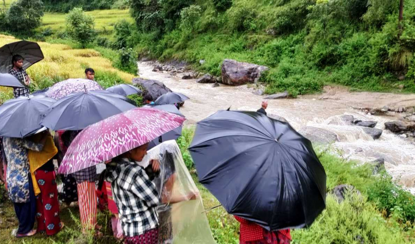 अछाममा एक महिलालाई खोलाले बगायो