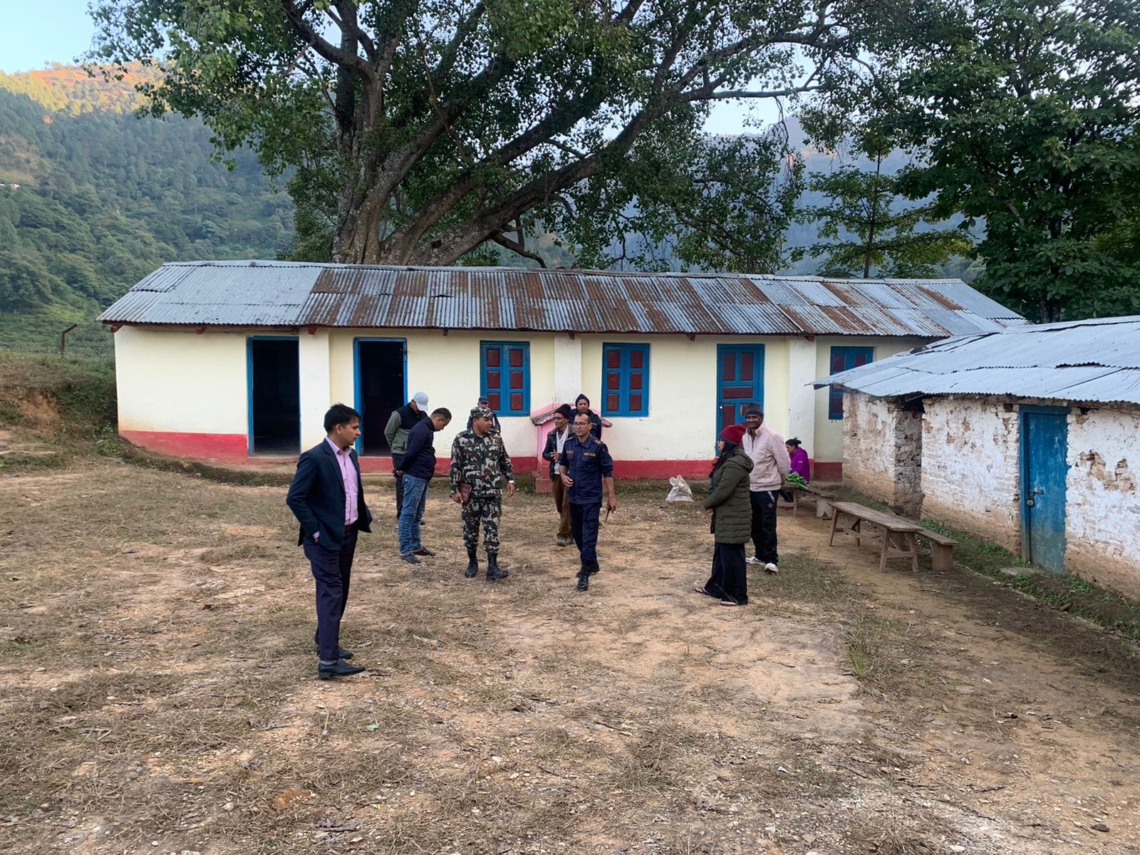 जिल्ला कमाण्ड पोस्टद्वारा बैतडीका मतदान केन्द्रहरूमा निरीक्षण