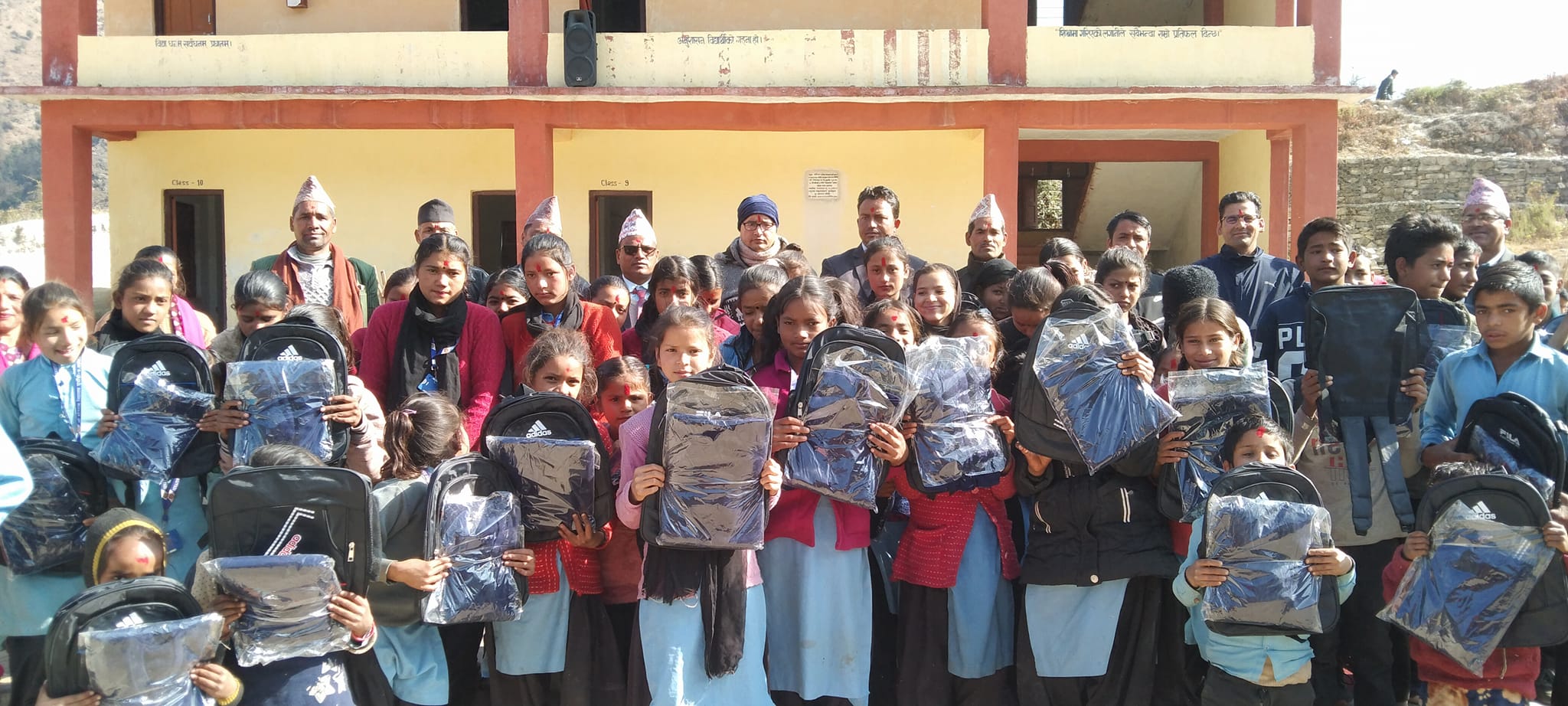 विद्यार्थीलाई झोला र स्वीटर वितरण