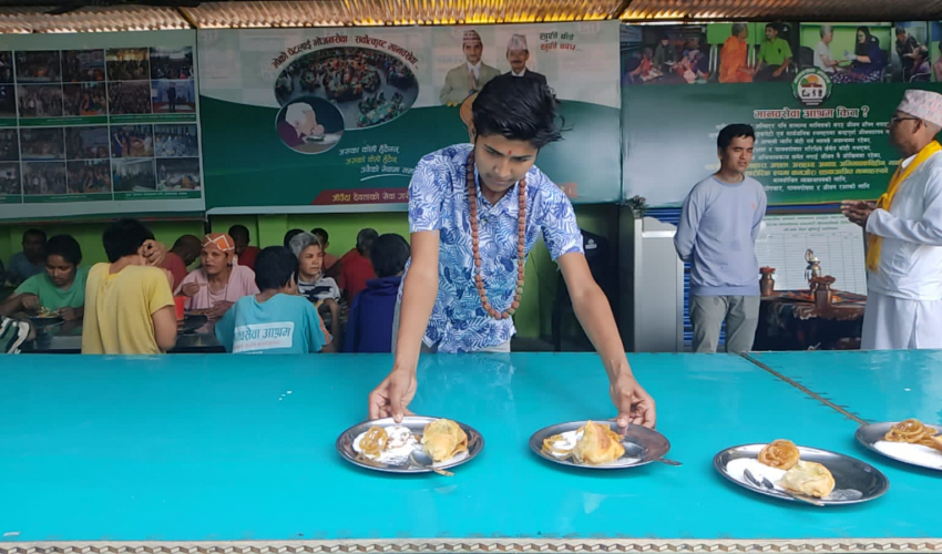 बैतडीका जोशीले गरे मानवसेवा आश्रमलाई सहयोग