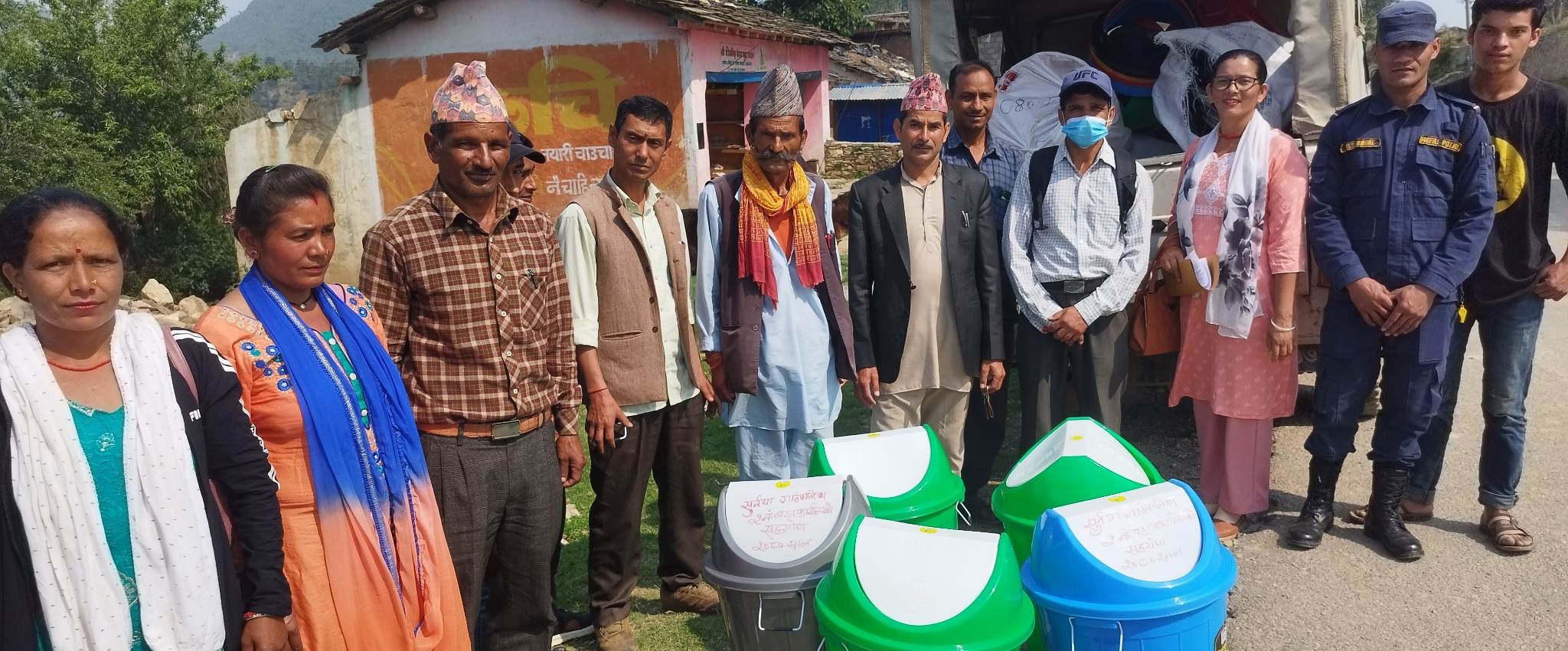 फोहर व्यवस्थापन गर्न बैतडीको सुर्नया २ ले बाँड्यो बजारमा  डस्टविन 