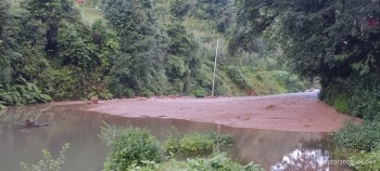 सुर्नयाको रातापानीमा निरन्तर पहिरो खस्दै, बस्ती जोखिममा 
