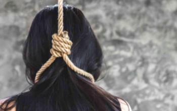 श्रीमान् श्रीमती एउटै कोठामा : श्रीमती झुण्डिएको अवस्थामा फेला