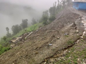 बैतडीको सुर्नया ८ सेलामा पहिरोः पसल भत्कीयो , घर जोखिममा 