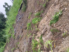 बैतडीमा पहिरोले खानेपानीको पाइपलाइन बगायो,सेला गाउँका सय परिवार समस्यामा