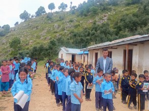 बैतडीमा छोराको न्वारनमा विद्यार्थीलाई शैक्षिक सामग्री 