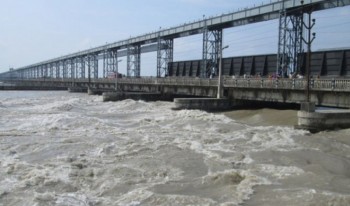 महाकालीमा पानीको बहाव बढेपछि बनबासा पुलमा चारपाङ्ग्रे सवारी आवागमन बन्द