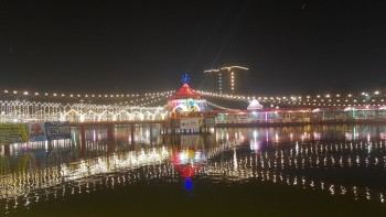 आज छठ पर्वको मुख्य दिन अस्ताउँदो सूर्यलाई विधिपूर्वक अर्घ्य दिइँदै
