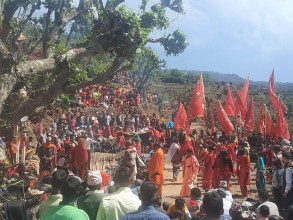 बैतडीको ‘धुनी जात्रा’–जहाँ धामी काँपेर तातेको पन्यू चाट्छन् 