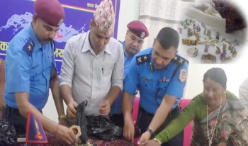 भारतबाट चोरी भएका भारु ३८ लाखका गरगहना कञ्चनपुर प्रहरीद्वारा धनीलाई फिर्ता