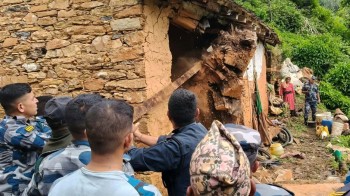 बैतडीको बबेतमा पहिरोले एक घर भत्कियो, पाँच घर पहिरोको जोखिममा 
