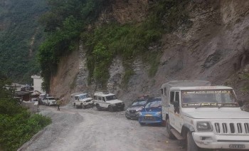 झुलाघाट नाकाबाट ‘बिसु’का लागि घर फर्कदै परदेशी 