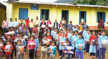बैतडीको एक विद्यालयमा विद्यालय पोशाक वितरण 