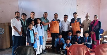 निजामती कर्मचारी युनियन स्थापना दिवस : टुहुरा बालबालिकालाई लुगा वितरण 