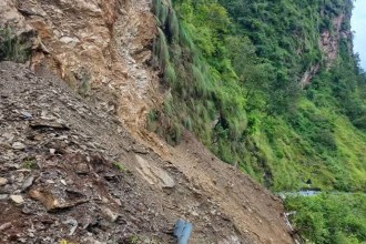 बैतडीको सलसेनामा पहिरो खसेपछि महाकाली लोकमार्ग अवरुद्ध 