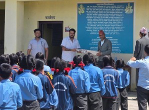 बैतडीका दुई विद्यालयमा ३५ हजार बराबरको खेलकुद सामग्री वितरण 