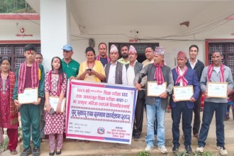 सुर्नया गाउँपालिकाद्वारा एसईई र कक्षा–८ को परीक्षामा उत्कृष्ट नतिजा ल्याउने विद्यार्थी पुरस्कृत  