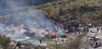 बैतडी बस दुर्घटनामा ज्यान गुमाएका बित्थडचीरका आठ जनाको सामूहिक अन्त्येष्टि