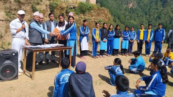 रसुवाका बाढीपीडितका लागि शंकर संस्कृत मा वि का विद्यार्थीले जुटाए सहयोग 