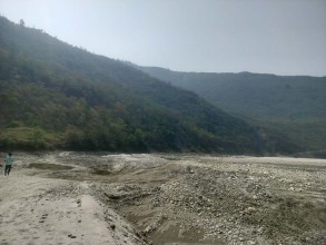 महाकाली नदी किनारमा भइरहेको उत्खननप्रति बैतडी प्रशासनको निगरानी 
