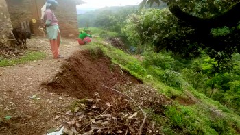 बैतडी सुर्नया ३ बाँस गैरीगडामा छ घर पहिरोको उच्च जोखिममा