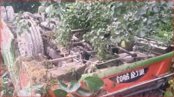 यात्रुबाहक बस दुर्घटना हुँदा एक जनाको मृत्यु - दर्जन बढी यात्रु घाइते