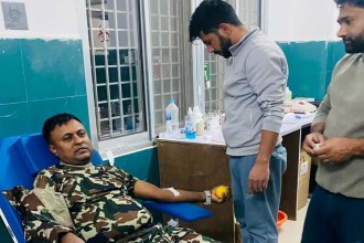 बैतडीमा नेपाली सेनाले रक्तदान गर्दा सुत्केरीको ज्यान जोगियो 