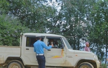 छोटो दुरीका सवारी साधनमा भाडादर टाँसे नटाँसेको बैतडी ट्राफिक प्रहरी  द्वारा अनुगमन सुरू