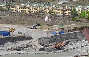 नेपाली भूमिमा भारतले बनाइरहेको तटबन्ध निर्माण रोक्न दार्चुलाका प्रजिअलाई ज्ञापनपत्र