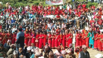 द्याँचीको अवसरमा आयोजना गरिएको देउडा कार्यक्रममा कलाकारलाई सम्मान 