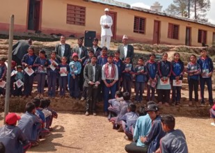 जन्मदिनको अवसरमा पत्रकार पन्त द्वारा शैक्षिक सामग्री वितरण