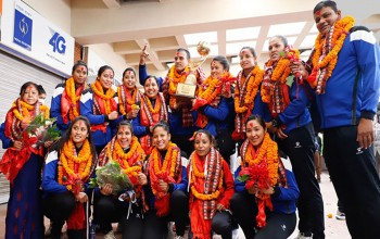 एसियन सिनियर सेन्ट्रल जोन महिला भलिबल खेलाडीहरुलाई विमानस्थलमा भव्य स्वागत, जनही ५÷५ लाख दिईने 
