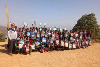 बैतडीको सिद्धेश्वर माविद्वारा पाठ्यपुस्तक वितरण, विद्यालयमा विद्यार्थी रोक्ने उद्देश्य 